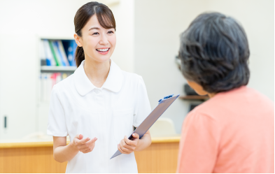 スタッフが患者さんとお話している